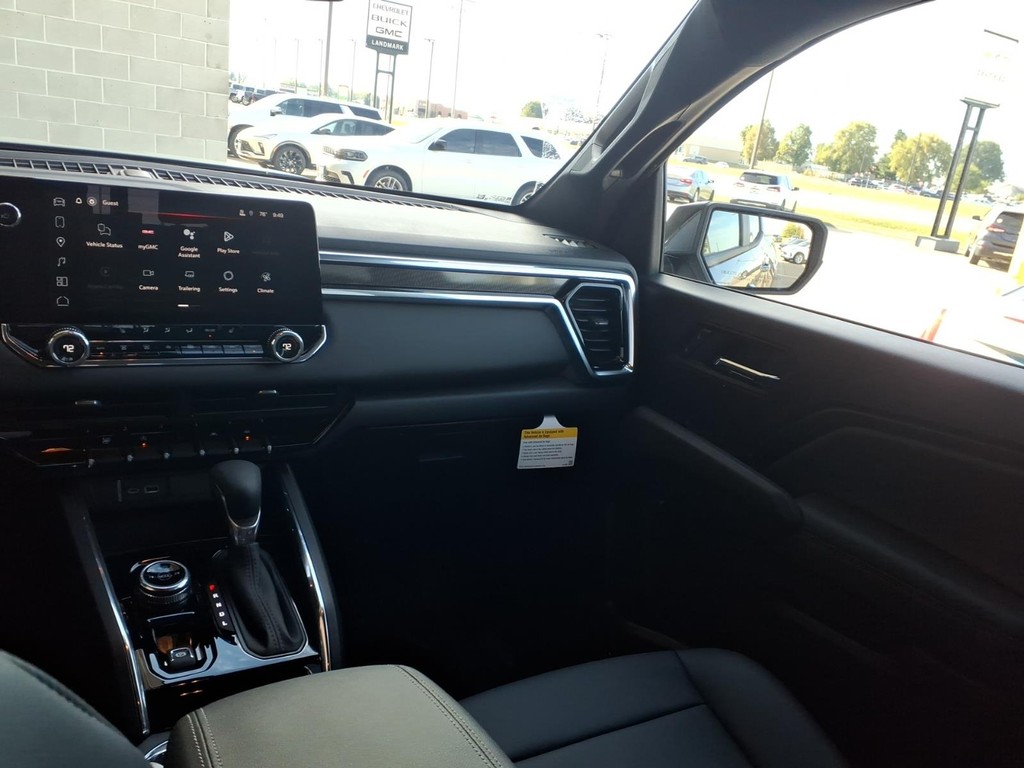 GMC Canyon Vehicle Full-screen Gallery Image 8