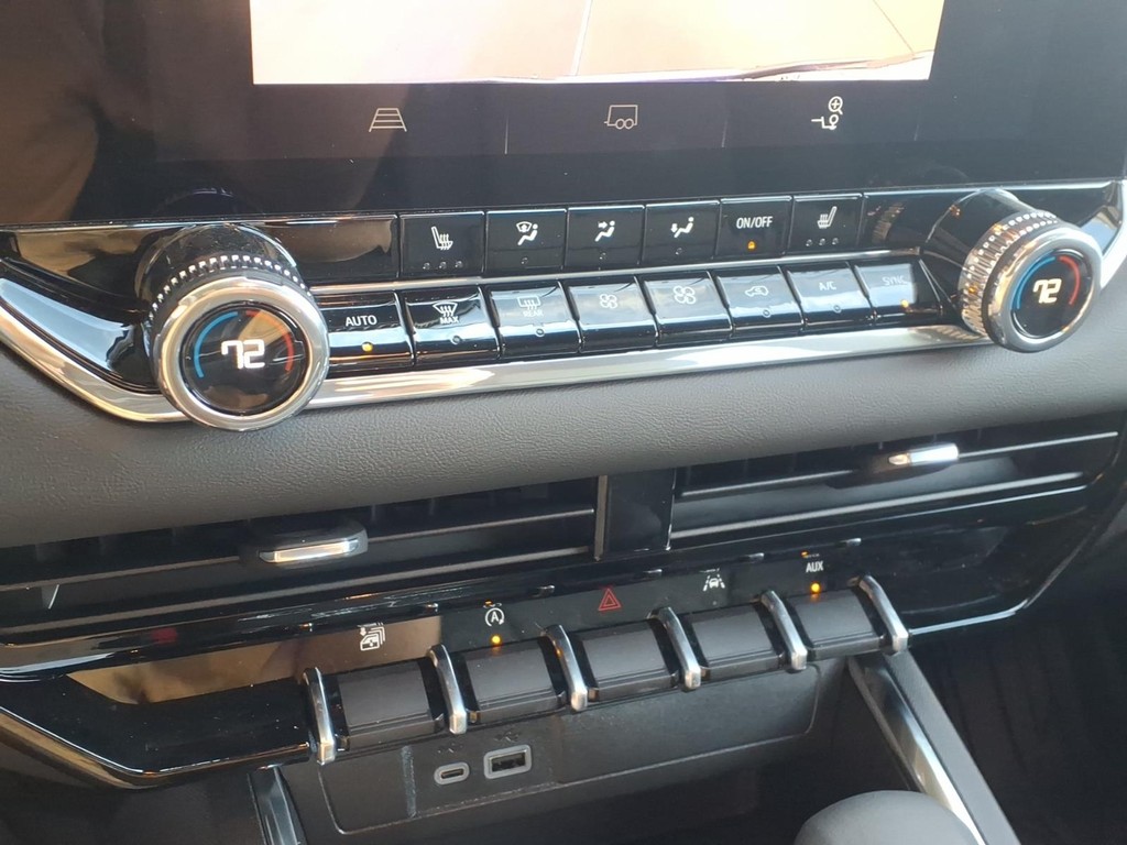 GMC Canyon Vehicle Full-screen Gallery Image 14