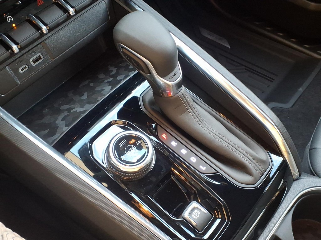 GMC Canyon Vehicle Full-screen Gallery Image 15