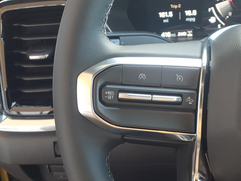 GMC Canyon Vehicle Full-screen Gallery Image 16
