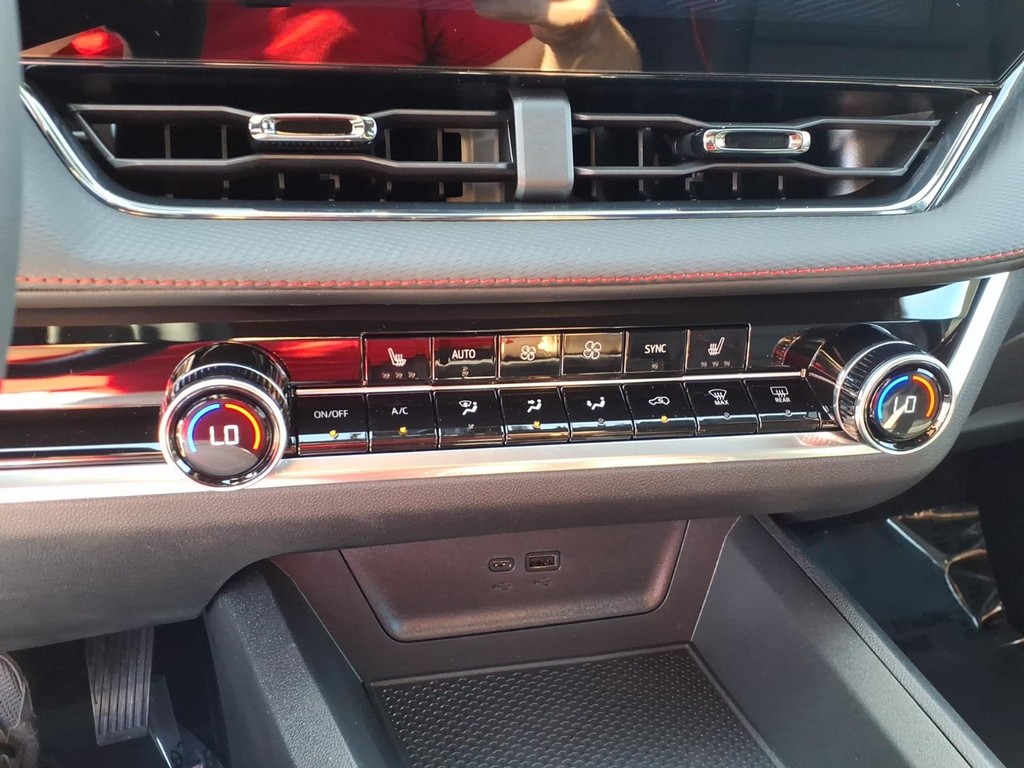 Chevrolet Equinox Vehicle Full-screen Gallery Image 14