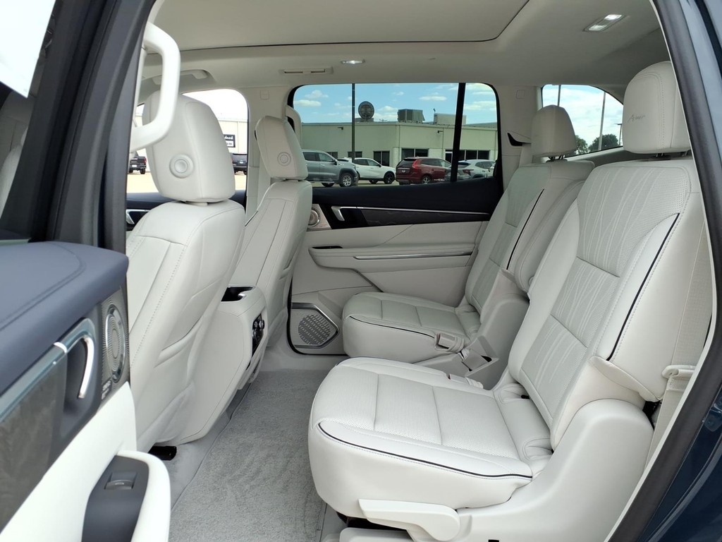 Buick Enclave Vehicle Full-screen Gallery Image 6