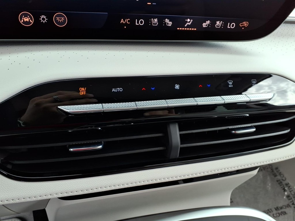 Buick Enclave Vehicle Full-screen Gallery Image 15