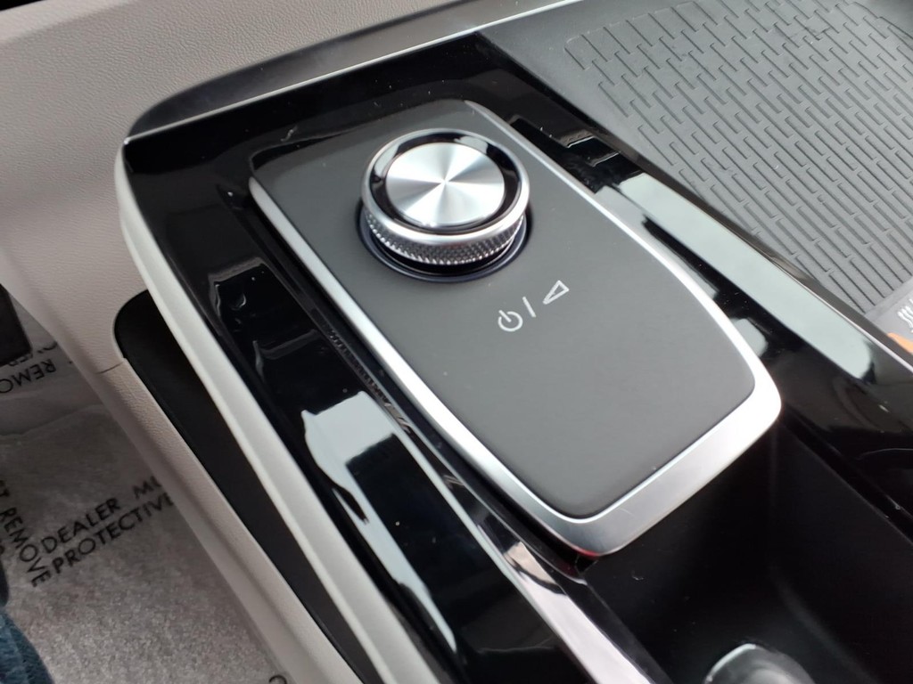 Buick Enclave Vehicle Full-screen Gallery Image 16