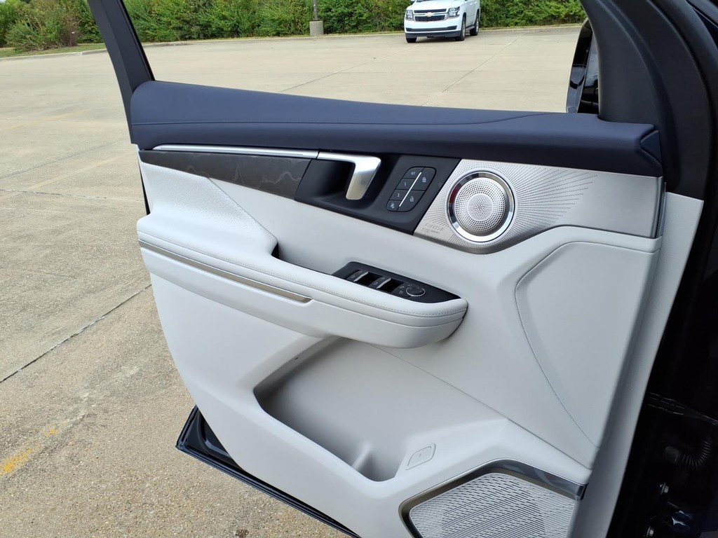Buick Enclave Vehicle Full-screen Gallery Image 20