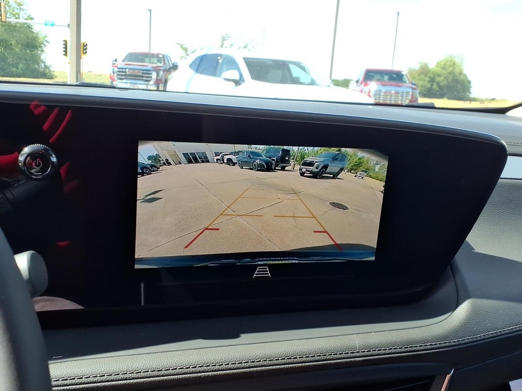 Buick Encore GX Vehicle Full-screen Gallery Image 13