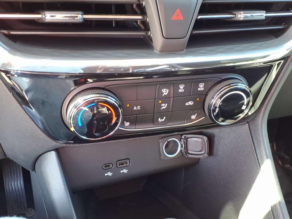 Buick Encore GX Vehicle Full-screen Gallery Image 14