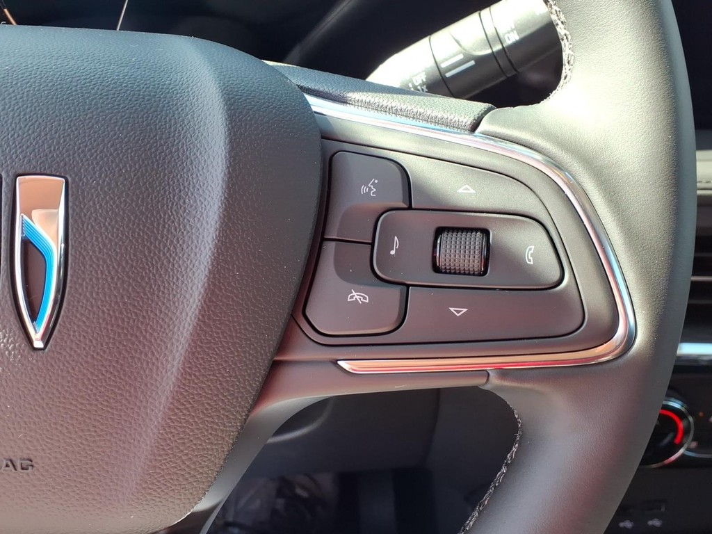 Buick Encore GX Vehicle Full-screen Gallery Image 17