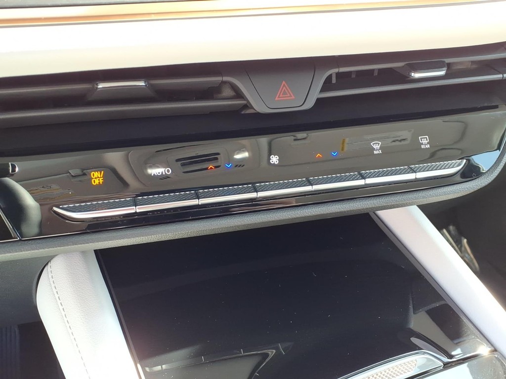 Buick Envision Vehicle Full-screen Gallery Image 14