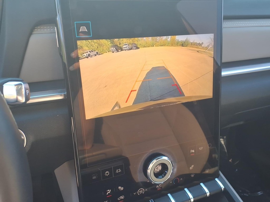 GMC Terrain Vehicle Full-screen Gallery Image 13