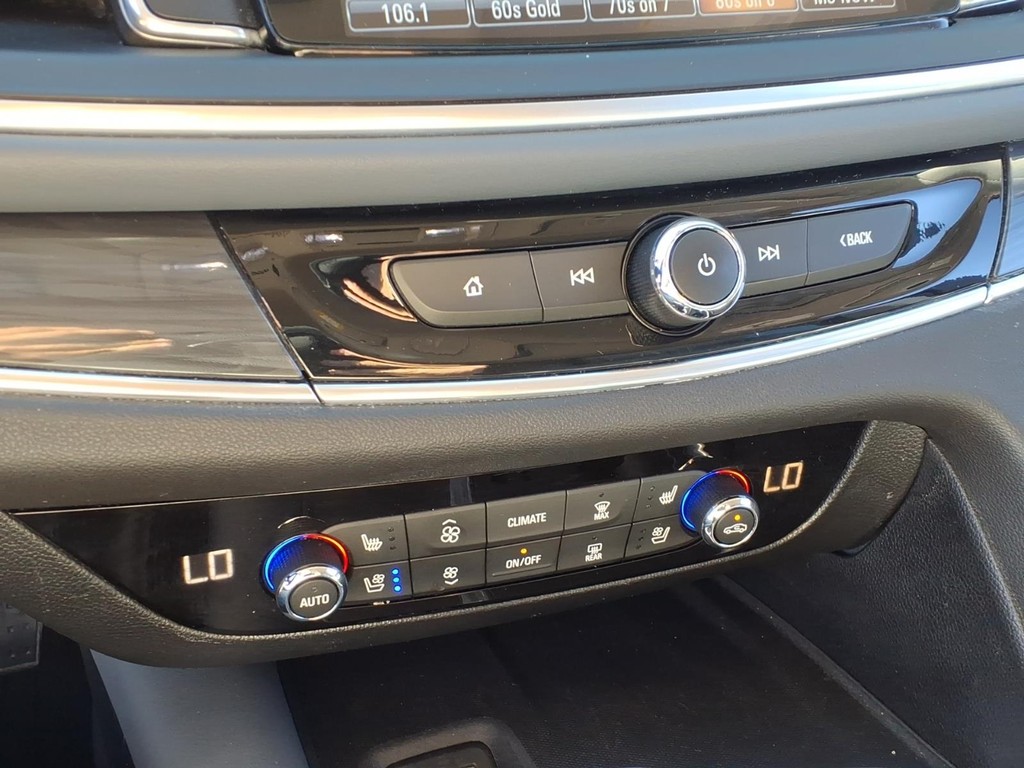 Buick Enclave Vehicle Full-screen Gallery Image 14