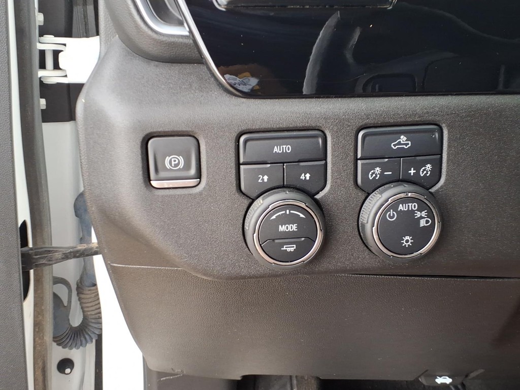 Chevrolet Silverado 1500 Vehicle Full-screen Gallery Image 18