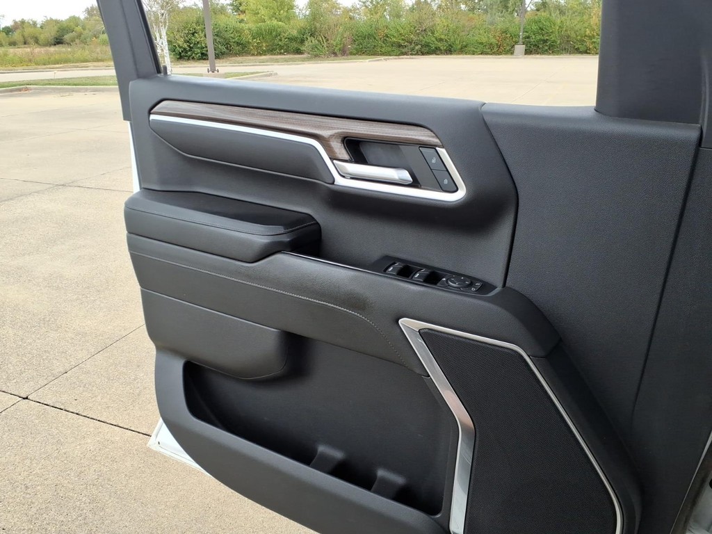 Chevrolet Silverado 1500 Vehicle Full-screen Gallery Image 19