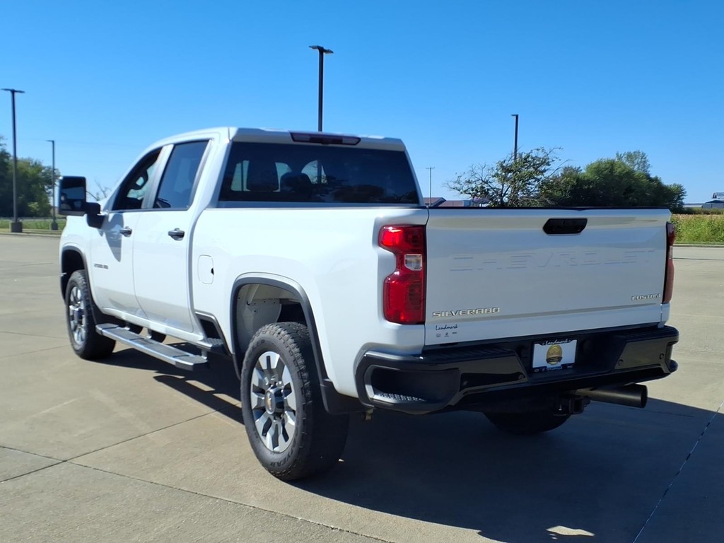 Chevrolet Silverado 2500HD Vehicle Full-screen Gallery Image 3