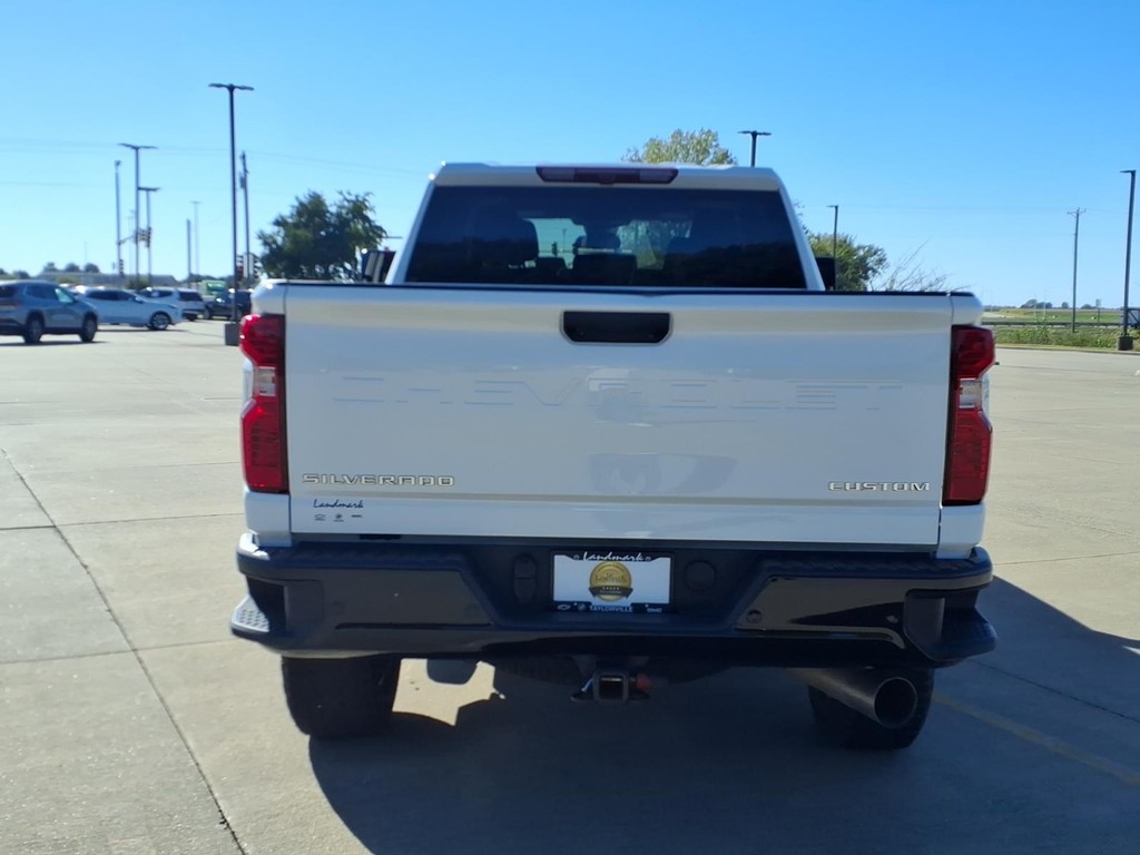 Chevrolet Silverado 2500HD Vehicle Full-screen Gallery Image 4