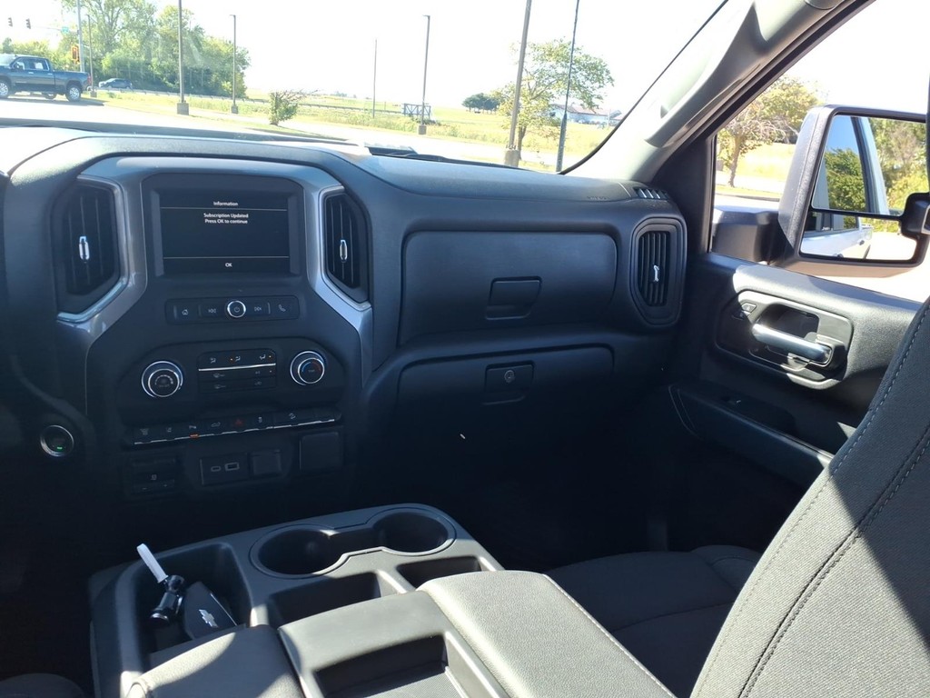 Chevrolet Silverado 2500HD Vehicle Full-screen Gallery Image 8