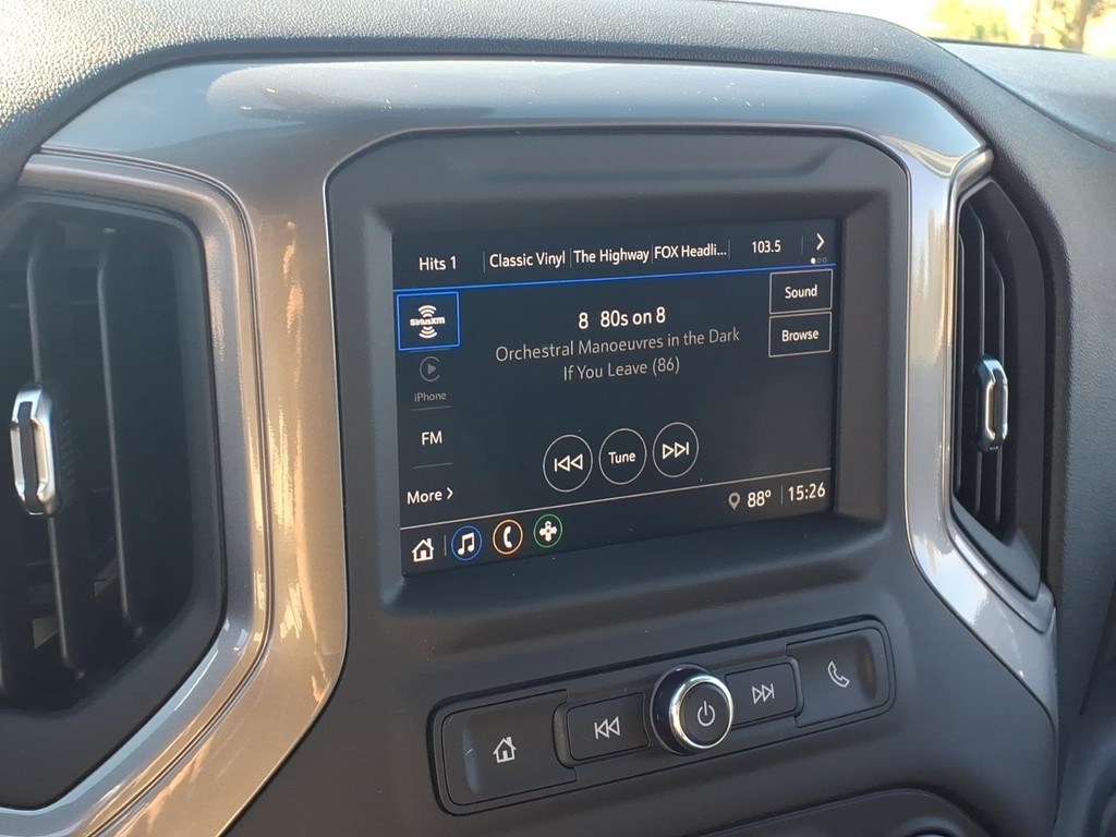 Chevrolet Silverado 2500HD Vehicle Full-screen Gallery Image 12