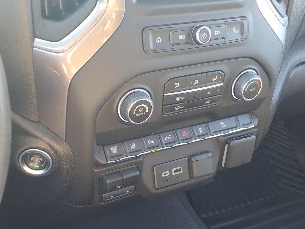 Chevrolet Silverado 2500HD Vehicle Full-screen Gallery Image 14
