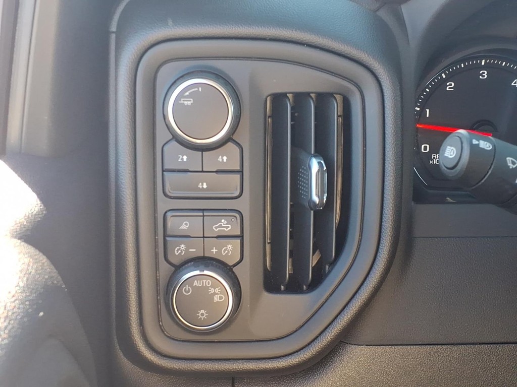 Chevrolet Silverado 2500HD Vehicle Full-screen Gallery Image 18