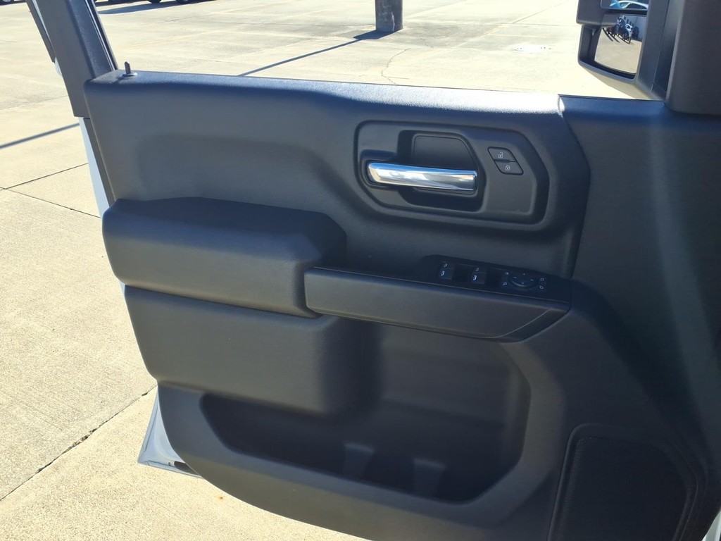 Chevrolet Silverado 2500HD Vehicle Full-screen Gallery Image 19