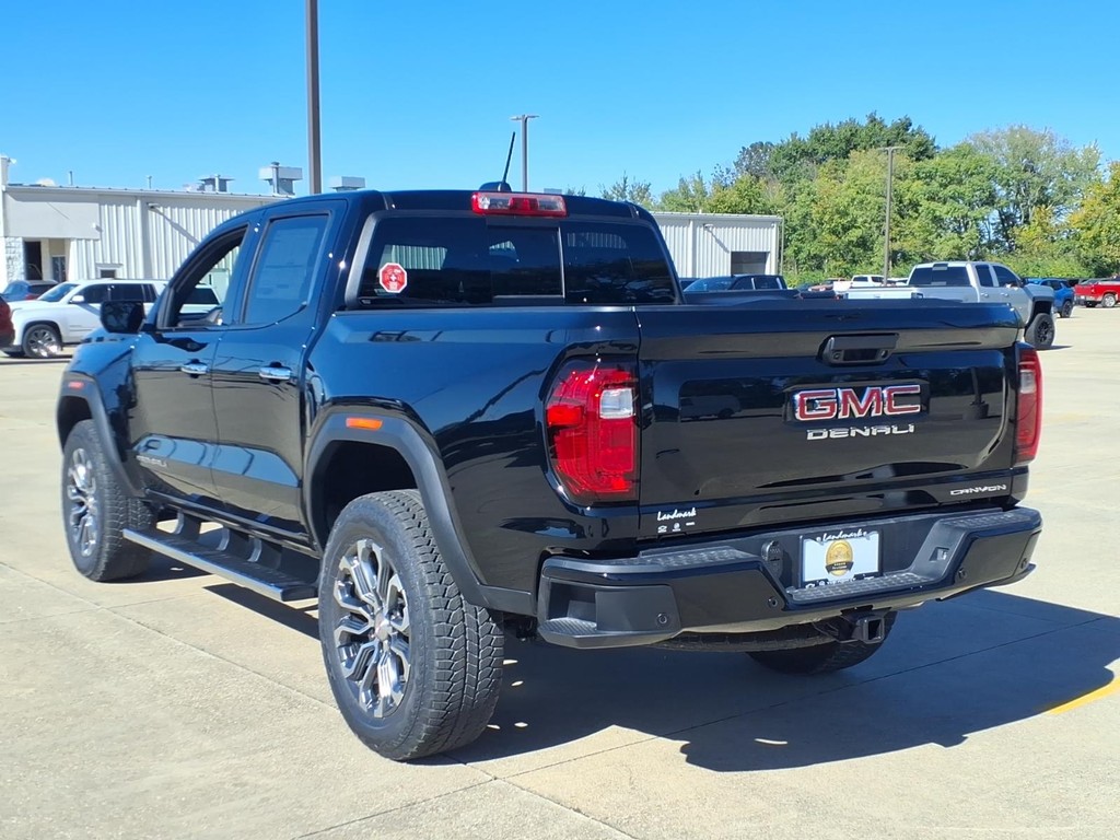 GMC Canyon Vehicle Full-screen Gallery Image 3