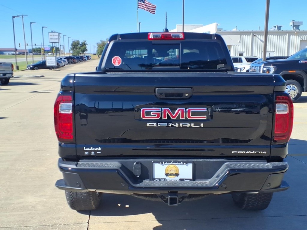 GMC Canyon Vehicle Full-screen Gallery Image 4