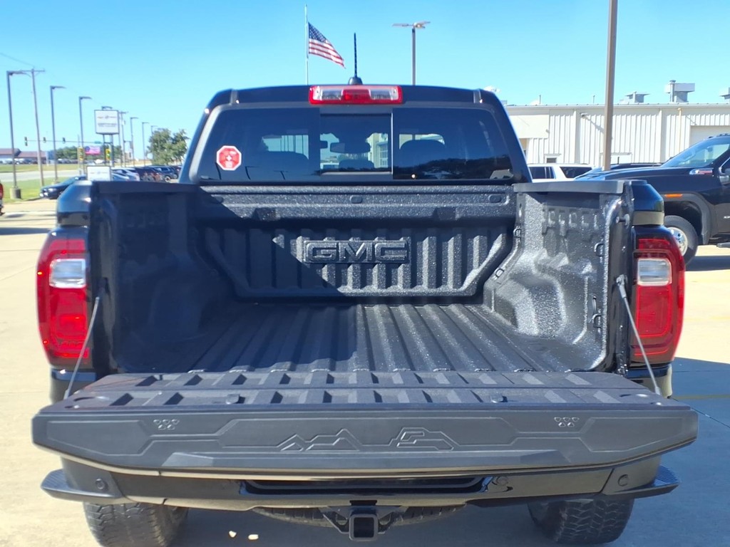 GMC Canyon Vehicle Full-screen Gallery Image 5