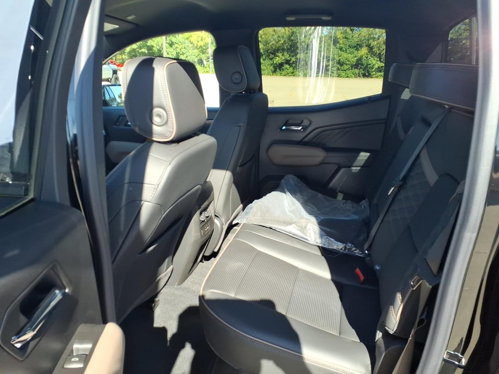 GMC Canyon Vehicle Full-screen Gallery Image 6
