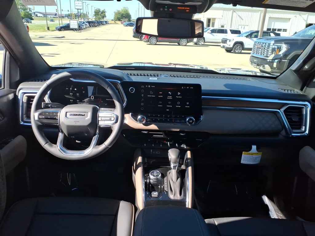 GMC Canyon Vehicle Full-screen Gallery Image 7