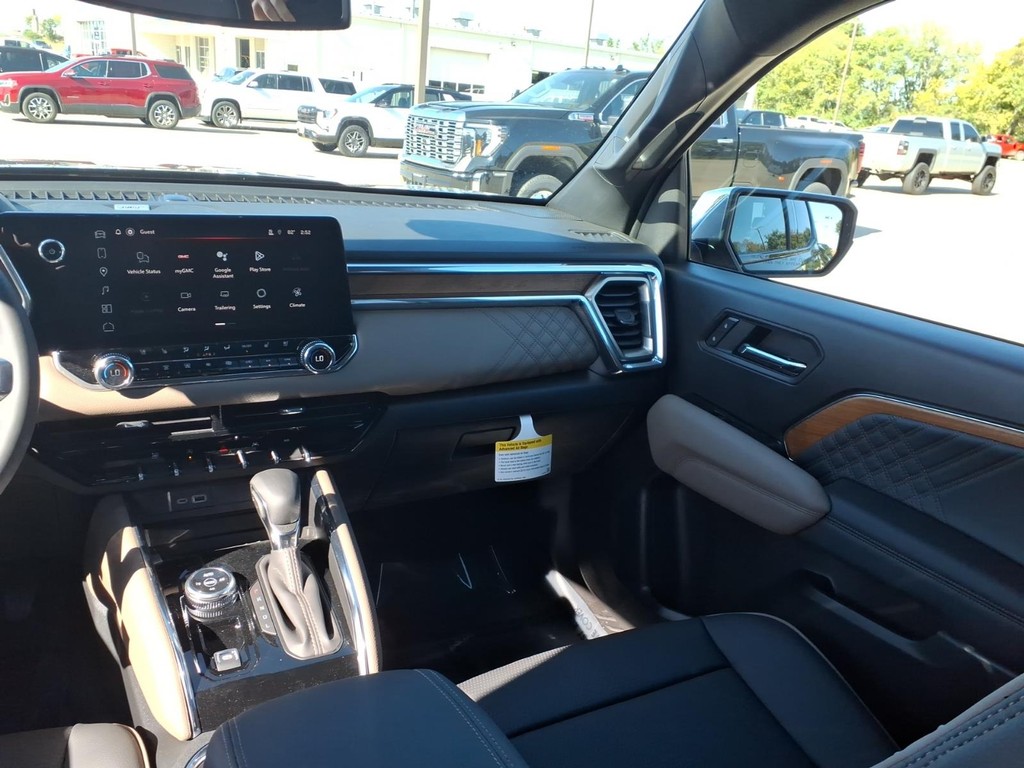 GMC Canyon Vehicle Full-screen Gallery Image 8