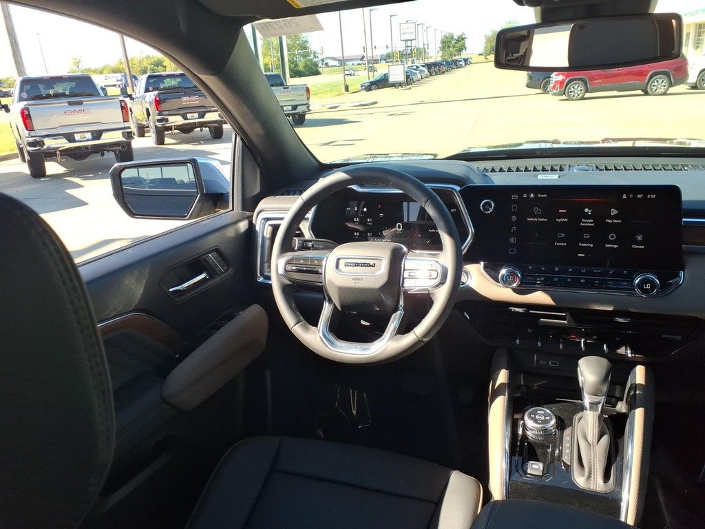 GMC Canyon Vehicle Full-screen Gallery Image 9