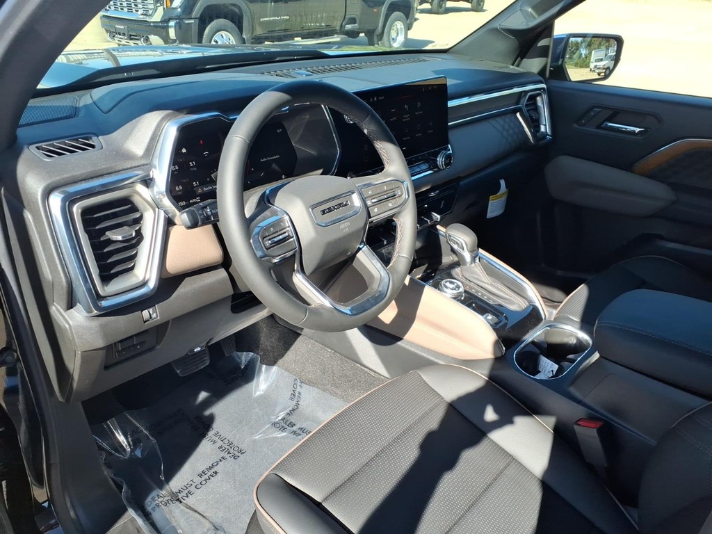 GMC Canyon Vehicle Full-screen Gallery Image 11