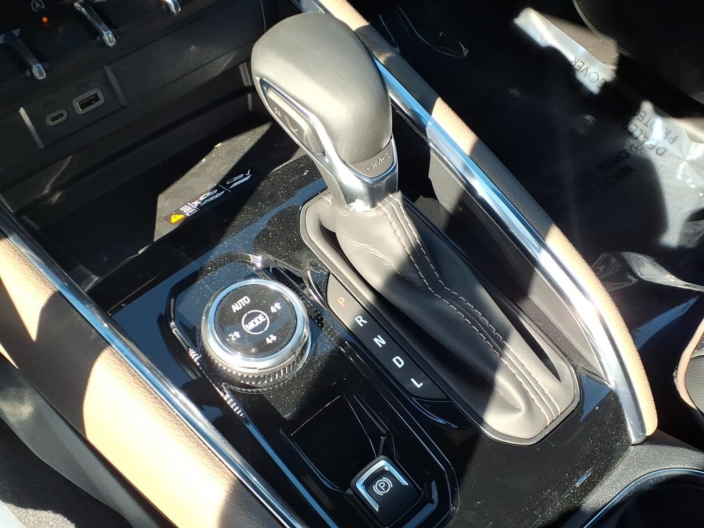 GMC Canyon Vehicle Full-screen Gallery Image 15