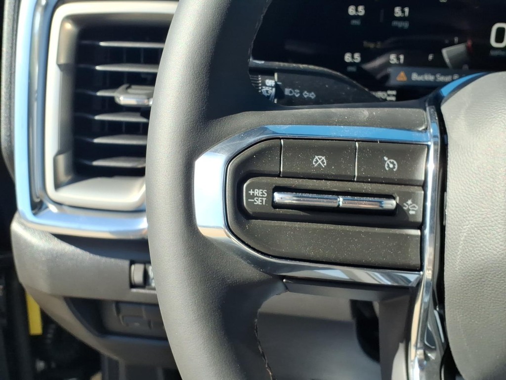 GMC Canyon Vehicle Full-screen Gallery Image 16