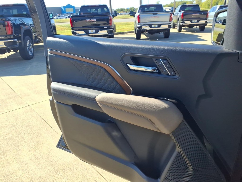 GMC Canyon Vehicle Full-screen Gallery Image 19