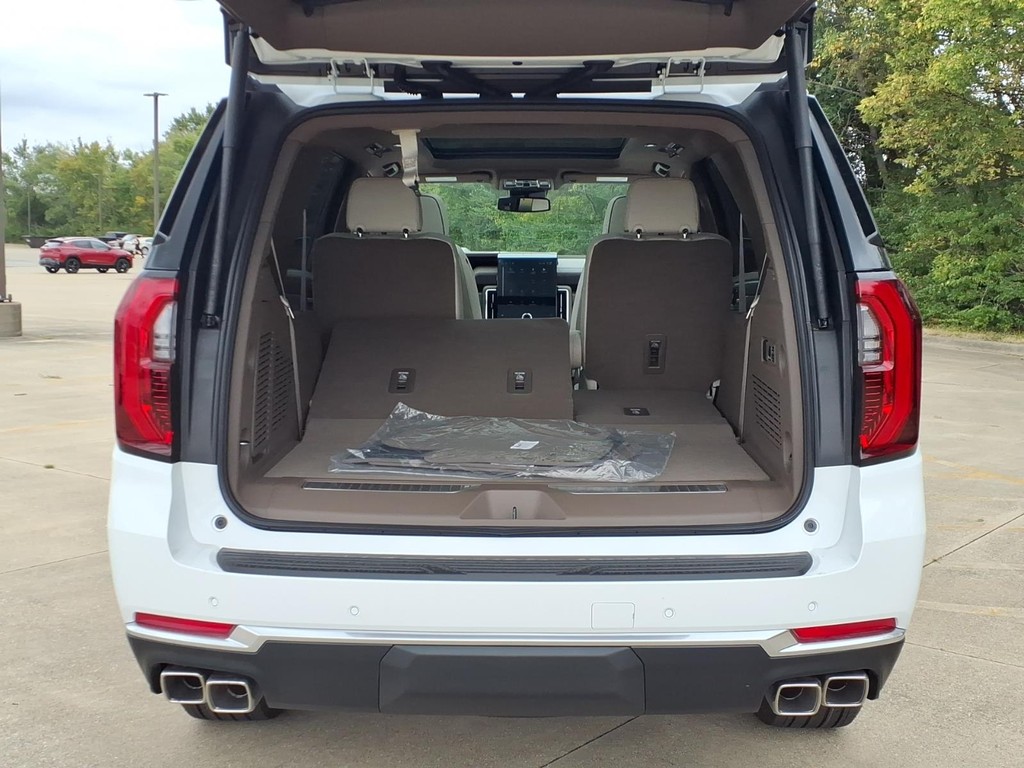 GMC Yukon Vehicle Full-screen Gallery Image 5