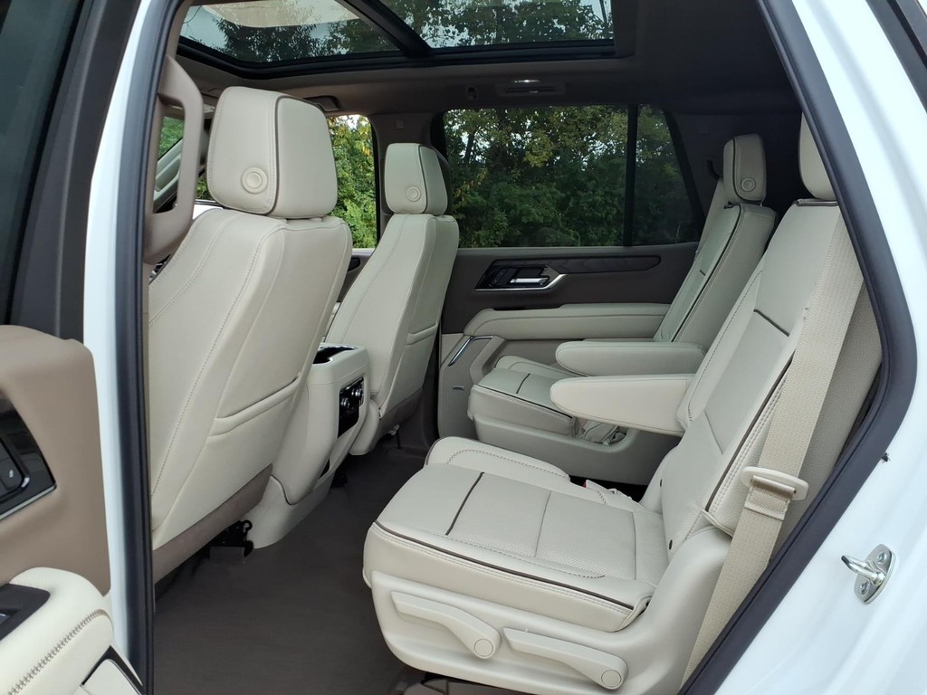 GMC Yukon Vehicle Full-screen Gallery Image 6