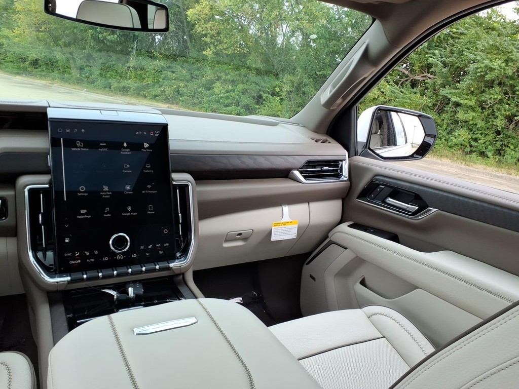 GMC Yukon Vehicle Full-screen Gallery Image 8