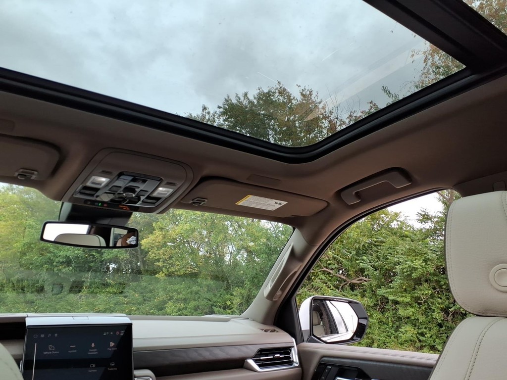 GMC Yukon Vehicle Full-screen Gallery Image 11