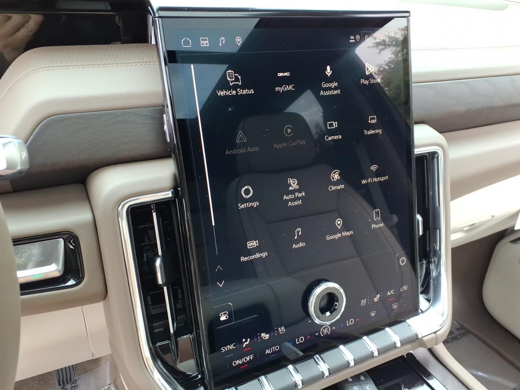 GMC Yukon Vehicle Full-screen Gallery Image 13