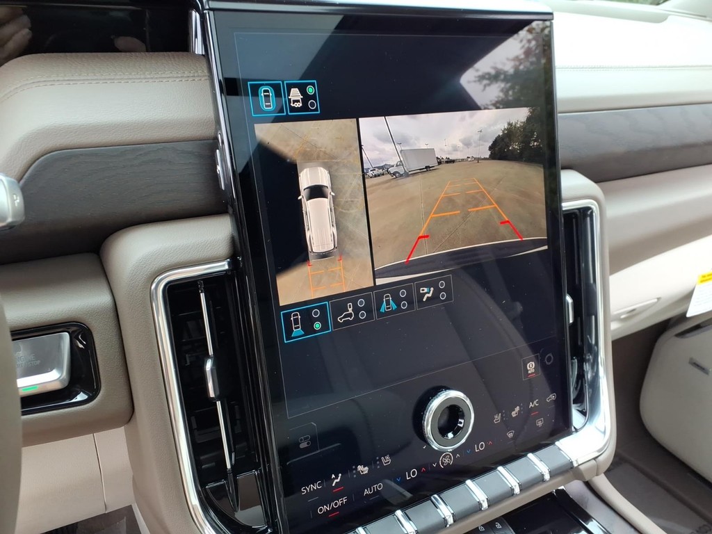 GMC Yukon Vehicle Full-screen Gallery Image 14