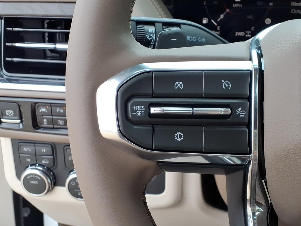GMC Yukon Vehicle Full-screen Gallery Image 15