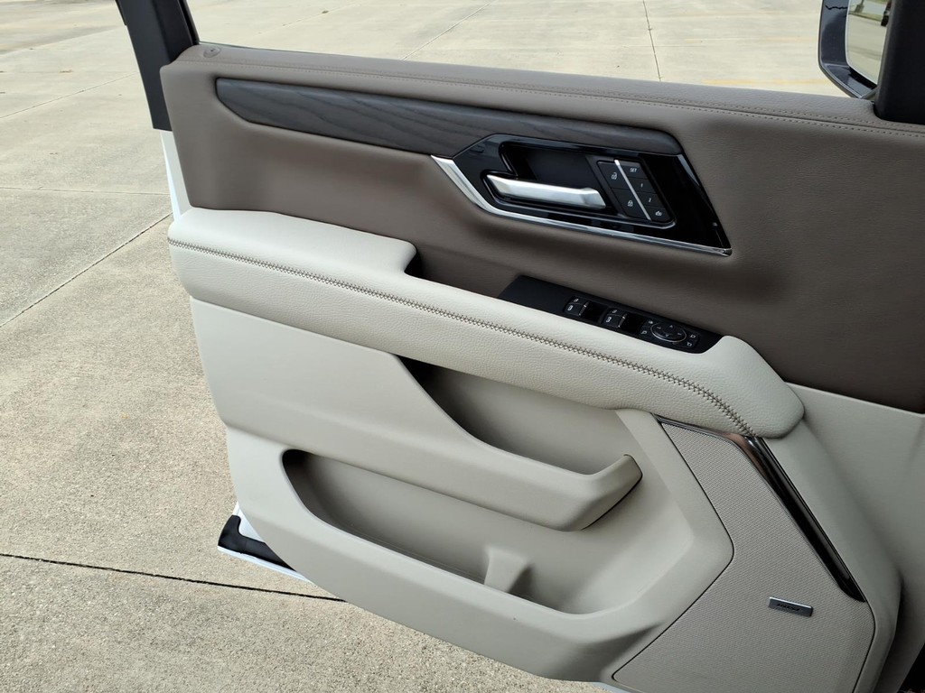 GMC Yukon Vehicle Full-screen Gallery Image 19