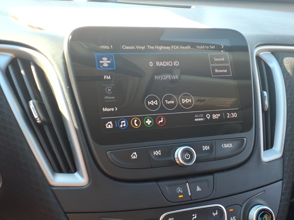 Chevrolet Malibu Vehicle Full-screen Gallery Image 12