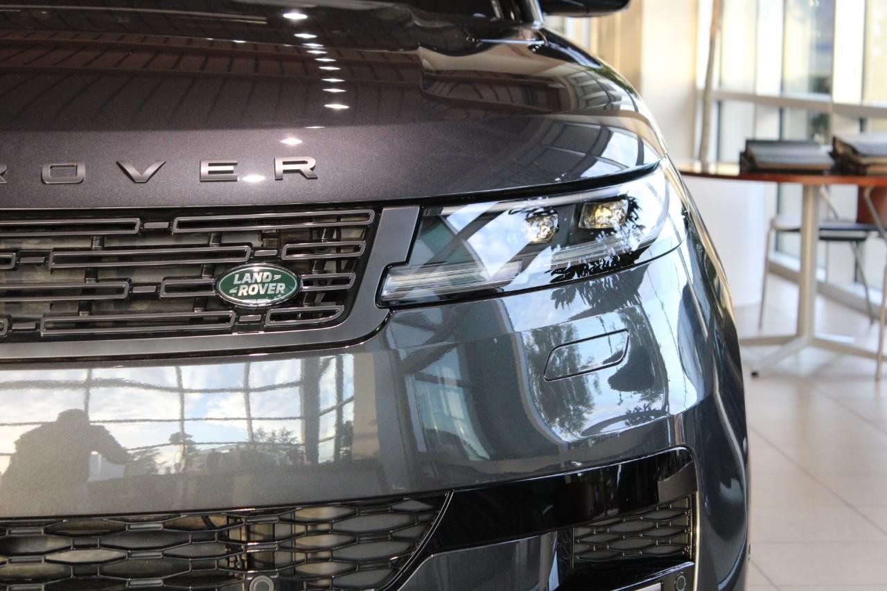 Land Rover Range Rover Sport Vehicle Full-screen Gallery Image 7