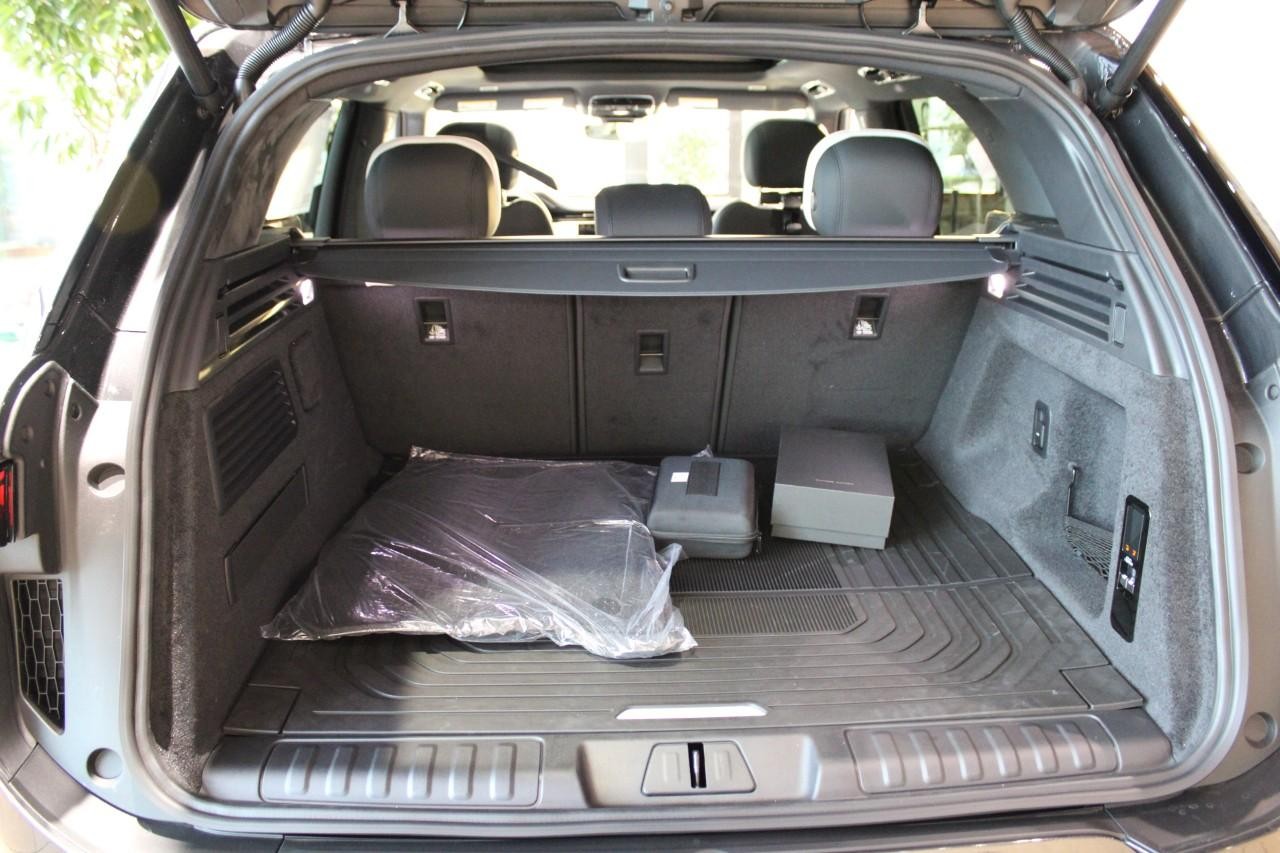 Land Rover Range Rover Sport Vehicle Full-screen Gallery Image 8