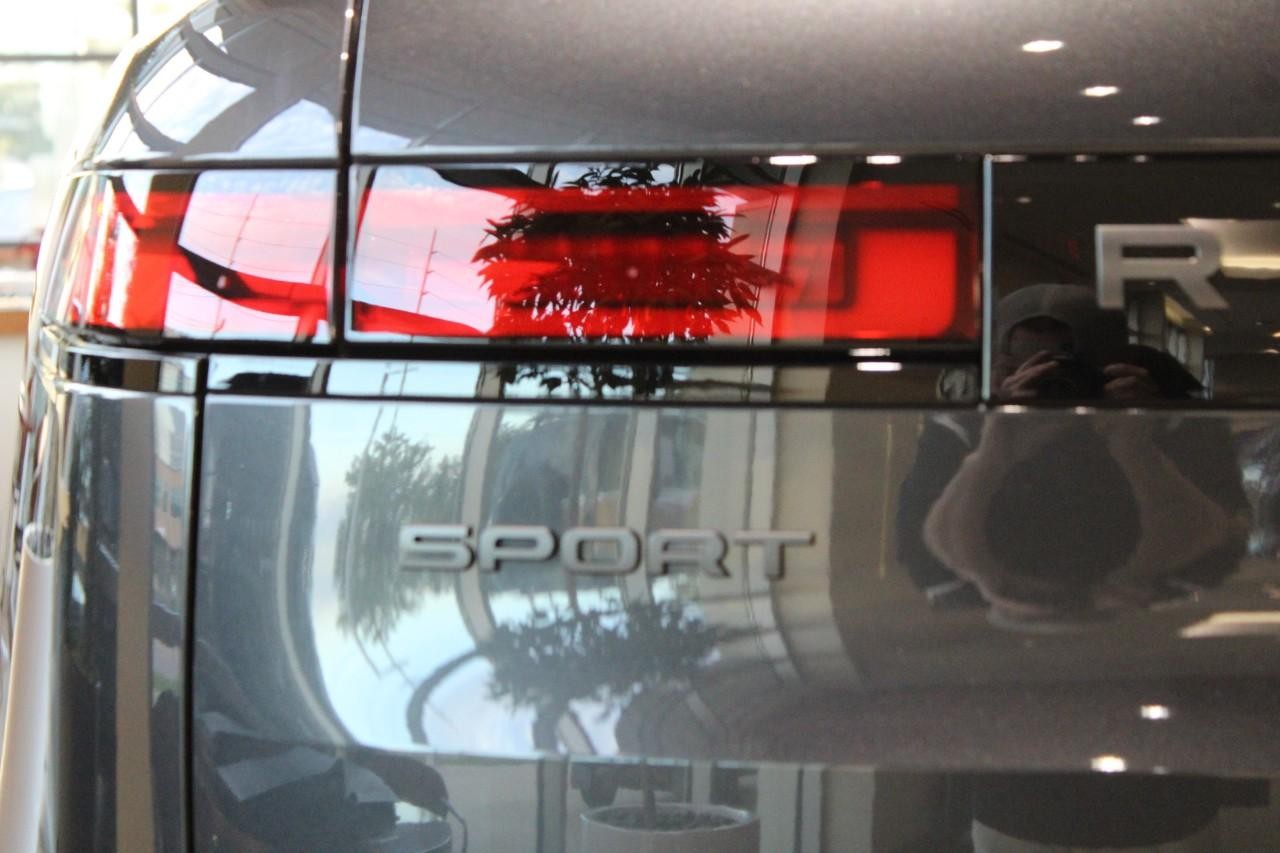 Land Rover Range Rover Sport Vehicle Full-screen Gallery Image 10