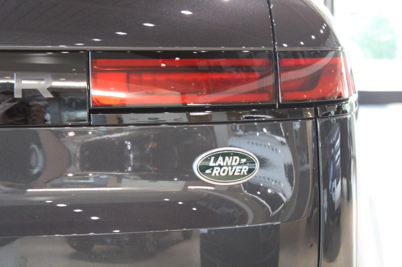 Land Rover Range Rover Sport Vehicle Full-screen Gallery Image 11