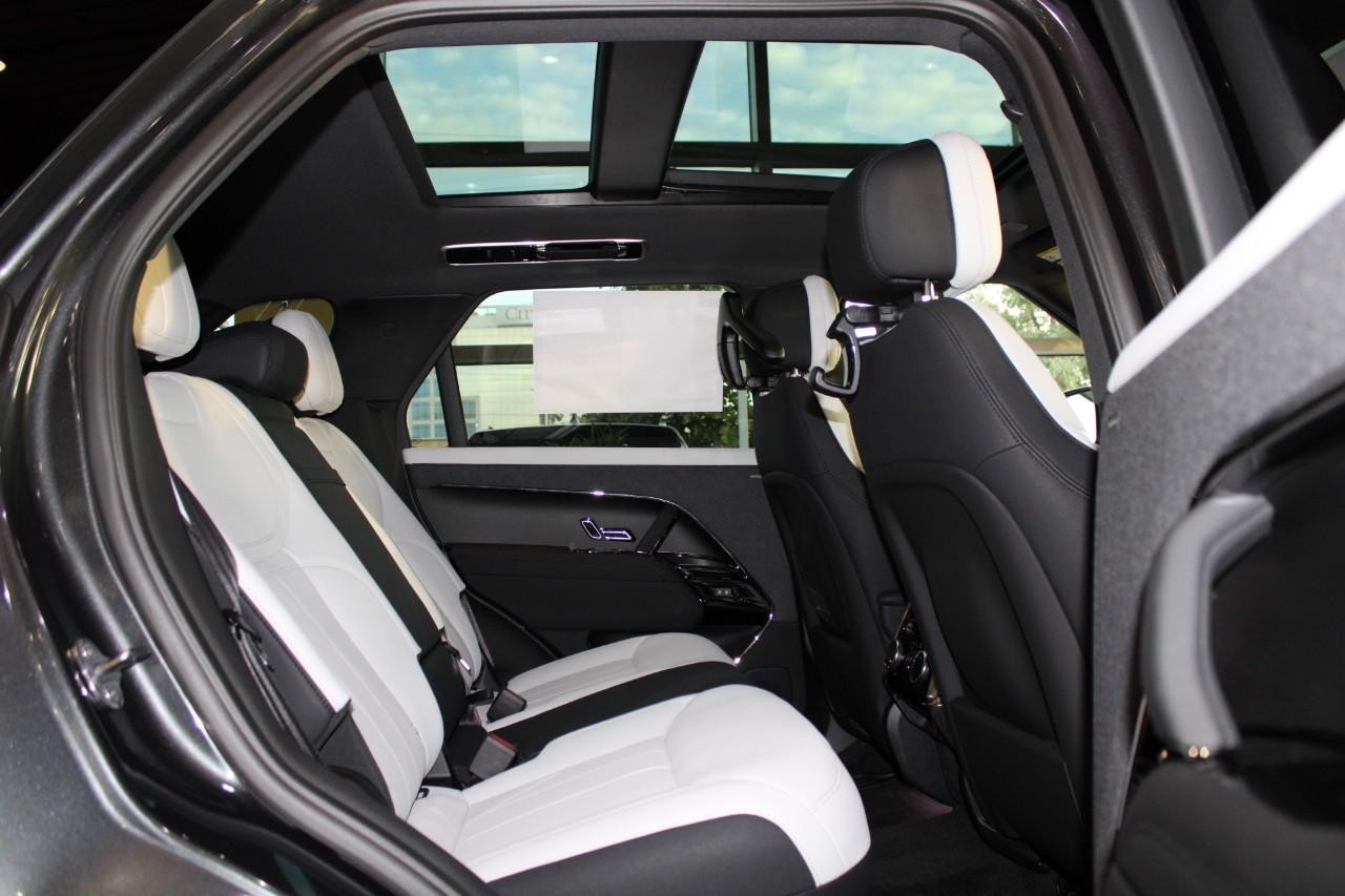 Land Rover Range Rover Sport Vehicle Full-screen Gallery Image 13