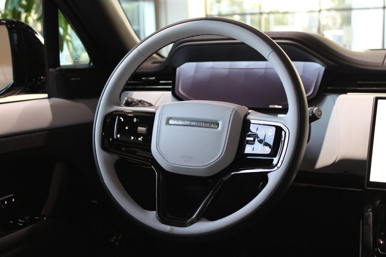 Land Rover Range Rover Sport Vehicle Full-screen Gallery Image 15